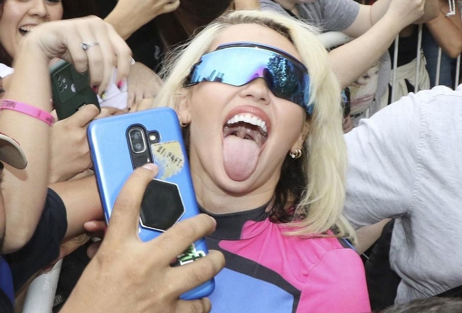 Miley Cyrus esbanja carisma com fãs na Argentina; assista show do Lollapalooza