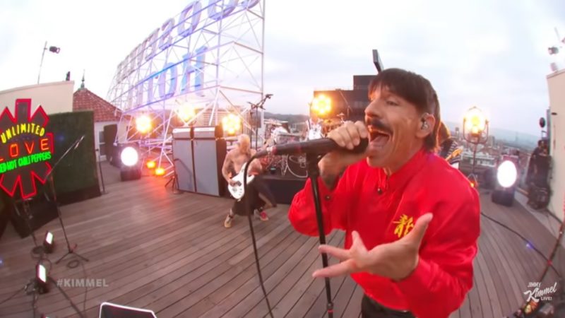Red Hot Chili Peppers se apresenta em programas de Jimmy Fallon e Jimmy Kimmel