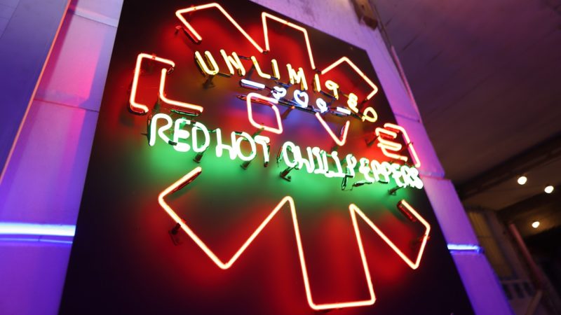 Warner Music promove audição de novo álbum do Red Hot Chili Peppers em SP