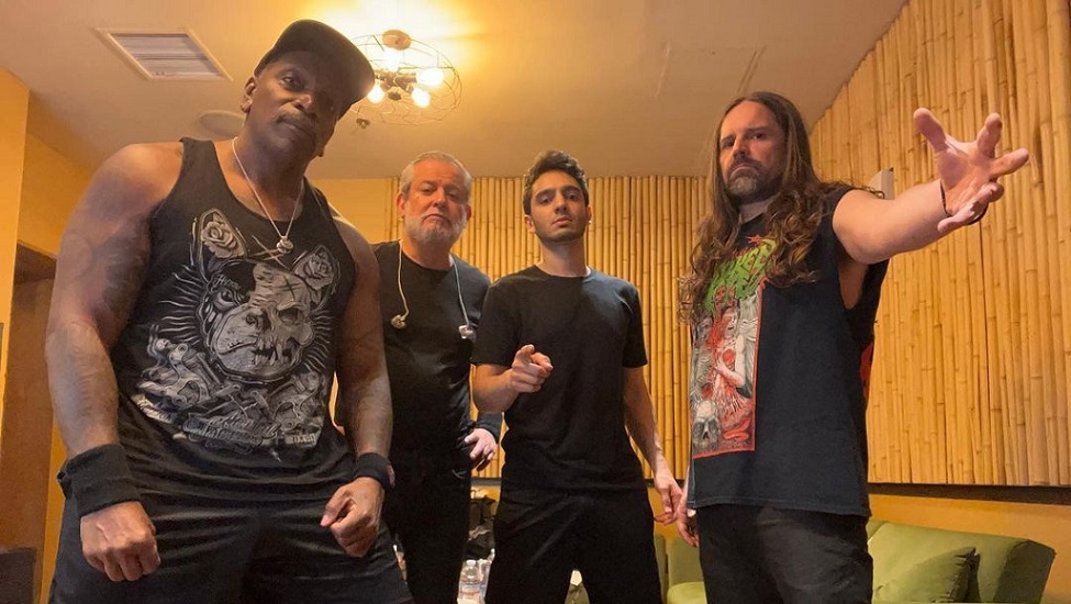 Sepultura realiza primeiro show com Bruno Valverde, baterista do Angra; assista