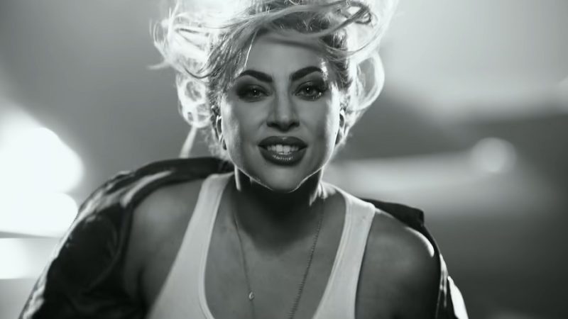 Lady Gaga lança clipe de ‘Hold My Hand’ com cenas de ‘Top Gun: Maverick’