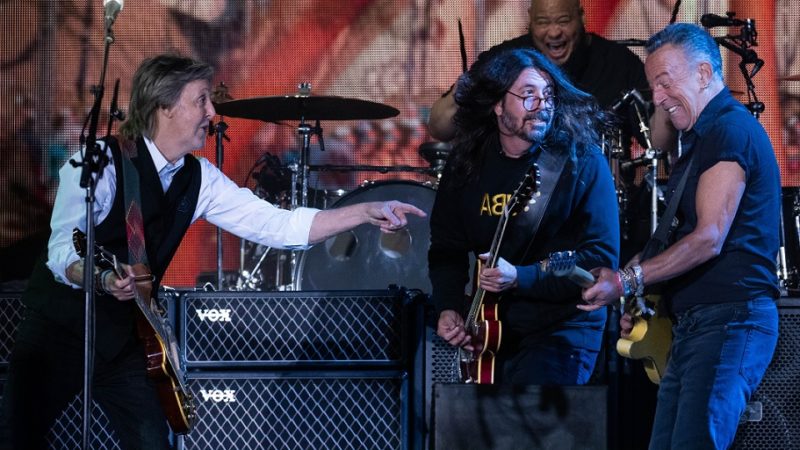 Dave Grohl retorna aos palcos em show de Paul McCartney no Glastonbury Festival