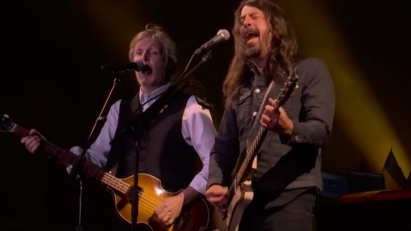 Veja vídeo oficial de retorno de Dave Grohl aos palcos com Paul McCartney