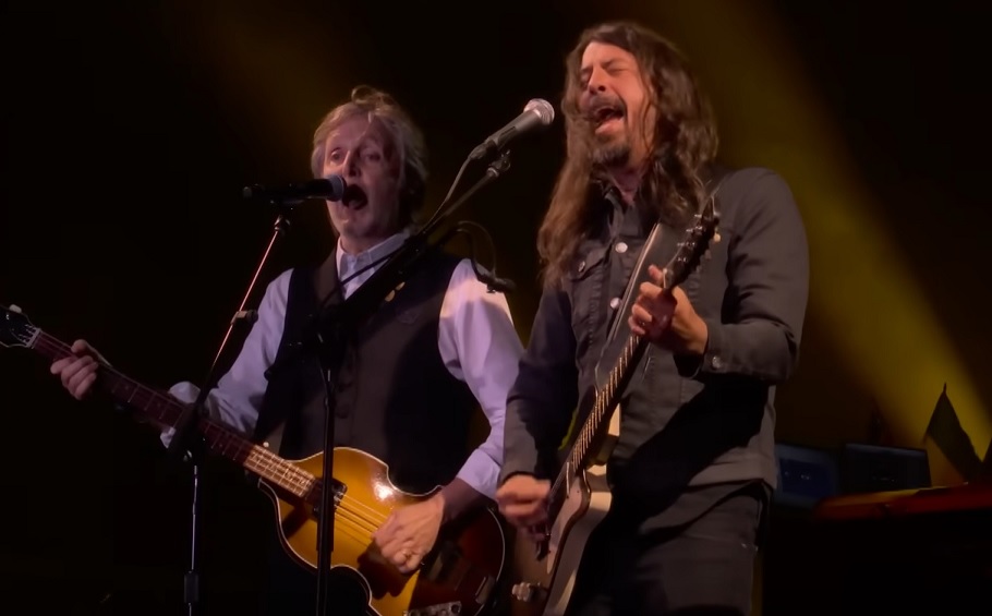 Veja vídeo oficial de retorno de Dave Grohl aos palcos com Paul McCartney