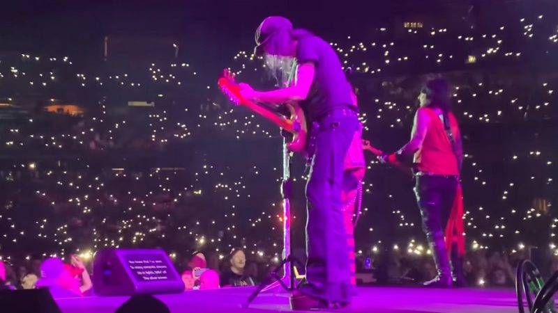 Vince Neil, do Mötley Crüe, é flagrado usando teleprompter na 'The Stadium Tour'