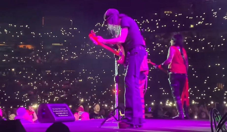 Vince Neil, do Mötley Crüe, é flagrado usando teleprompter na ‘The Stadium Tour’