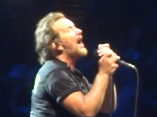 Pearl Jam retorna aos palcos após melhora na garganta de Eddie Vedder