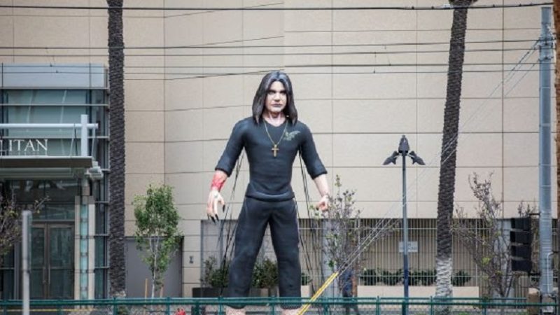 Ozzy Osbourne ganha homenagem em boneco inflável na San Diego Comic-Con