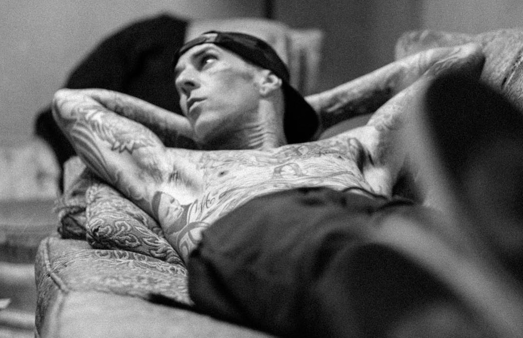 Travis Barker, do Blink-182, relata ‘risco de vida’ após internação