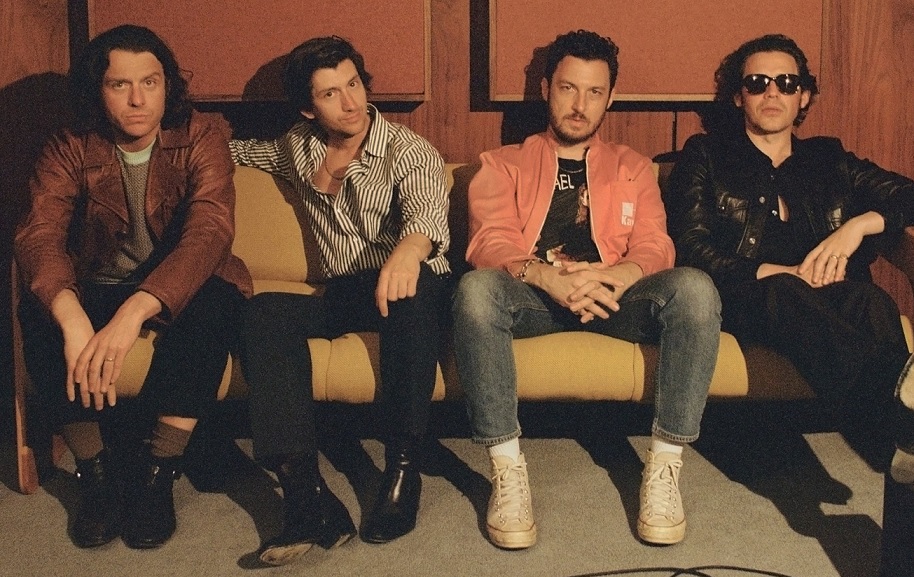 Arctic Monkeys lança a inédita ‘There’d Better Be A Mirrorball’; confira clipe