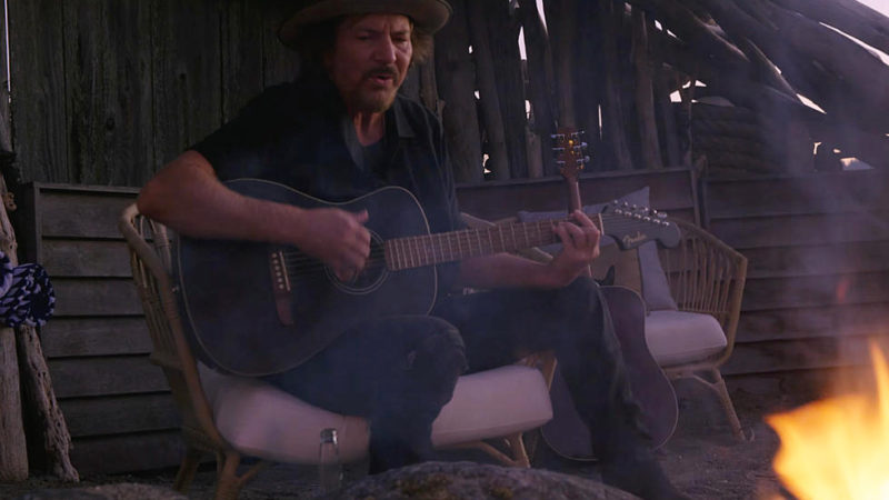 Eddie Vedder faz homenagem a Joe Strummer (The Clash) com versão de 'Long Shadow'; confira clipe