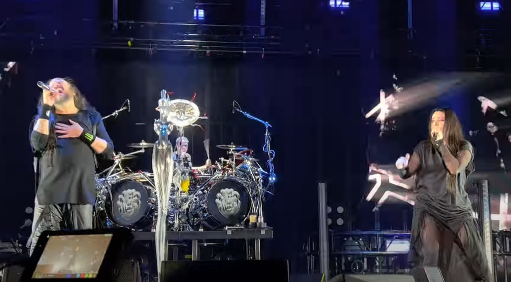 Korn e Amy Lee se juntam para cantar ‘Freak On A Leash’ em show; assista