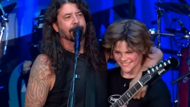 Foo Fighters: filho de Taylor Hawkins toca 'My Hero' em tributo ao baterista