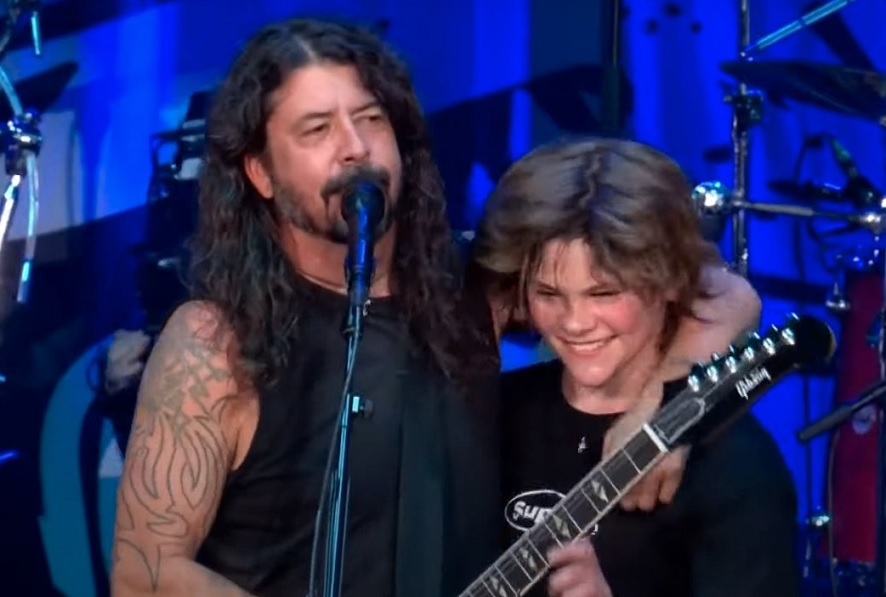 Foo Fighters: filho de Taylor Hawkins toca ‘My Hero’ em tributo ao baterista