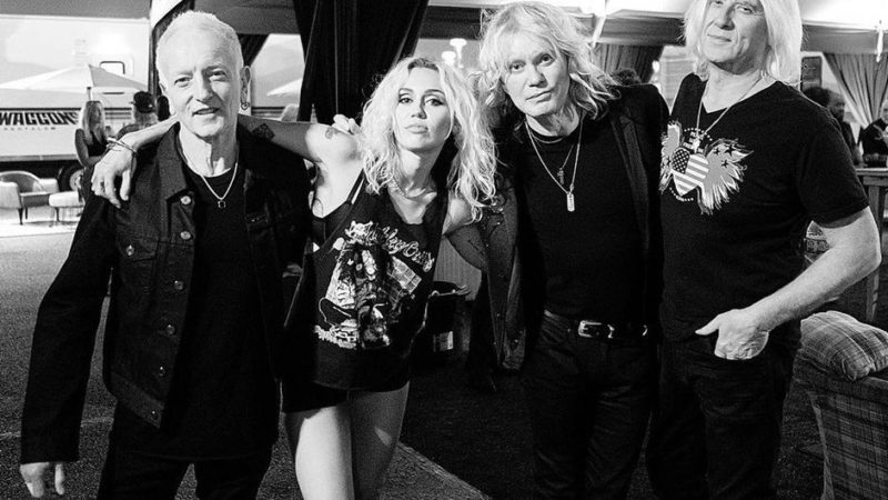 Miley Cyrus canta com Def Leppard em tributo a Taylor Hawkins; assista