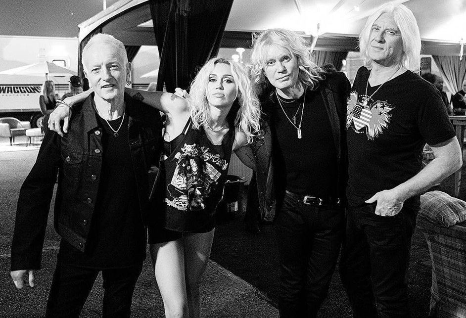 Miley Cyrus canta com Def Leppard em tributo a Taylor Hawkins; assista