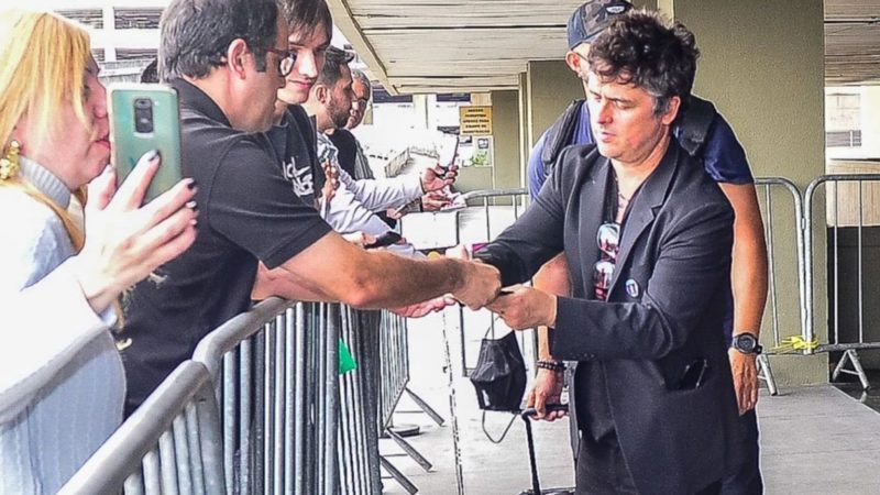 Rock in Rio: Green Day atende fãs ao chegar no Brasil