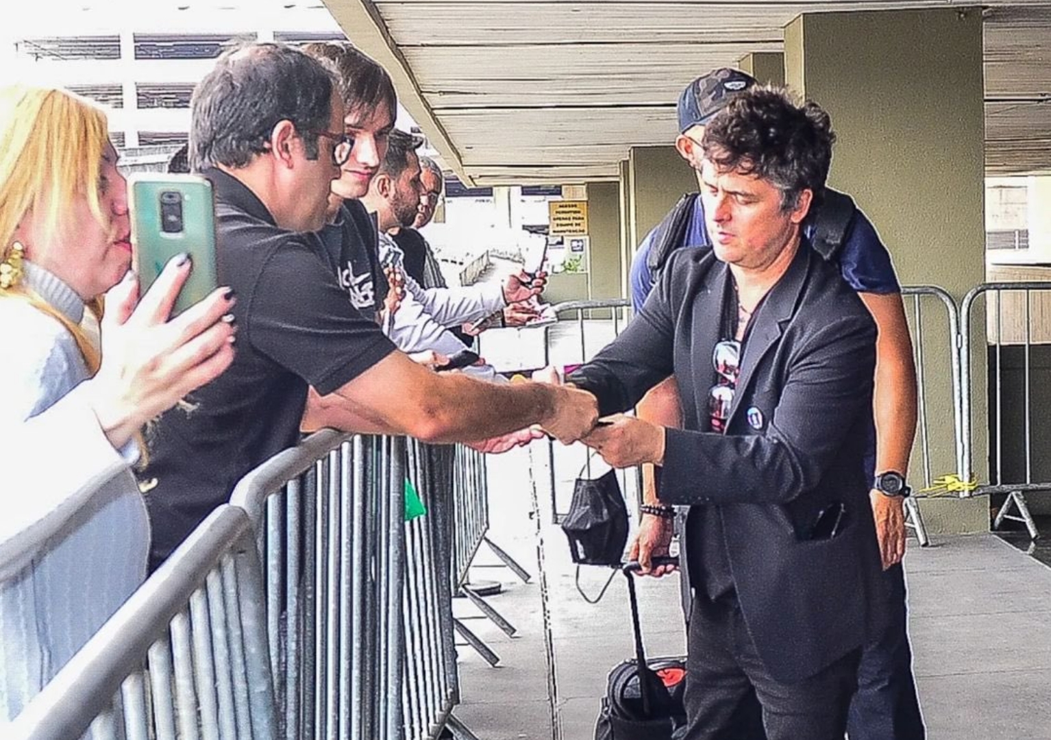Rock in Rio: Green Day atende fãs ao chegar no Brasil