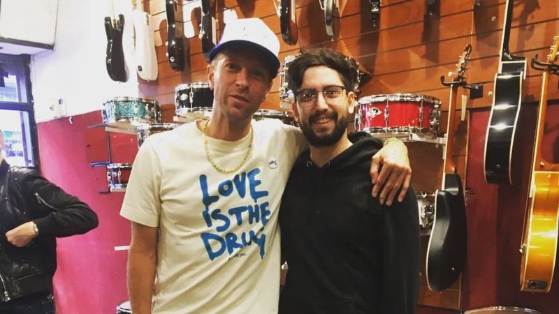 Chris Martin, do Coldplay, toca com funcionários de loja de instrumentos na Argentina