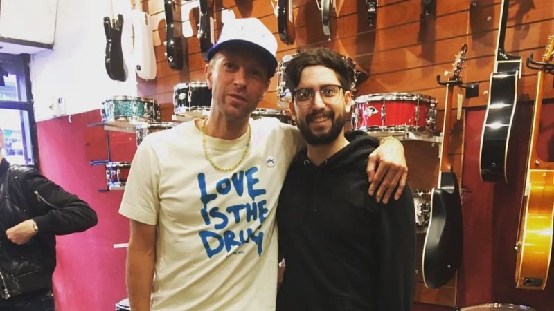 Chris Martin, do Coldplay, toca com funcionários de loja de instrumentos na Argentina