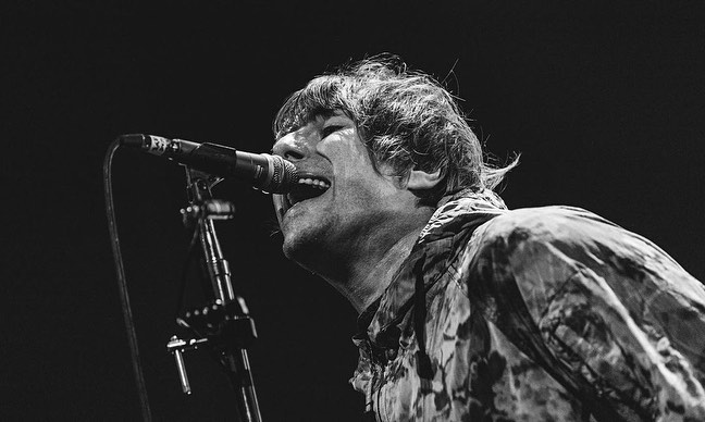 Liam Gallagher faz show apoteótico no Rio e homenageia Zico