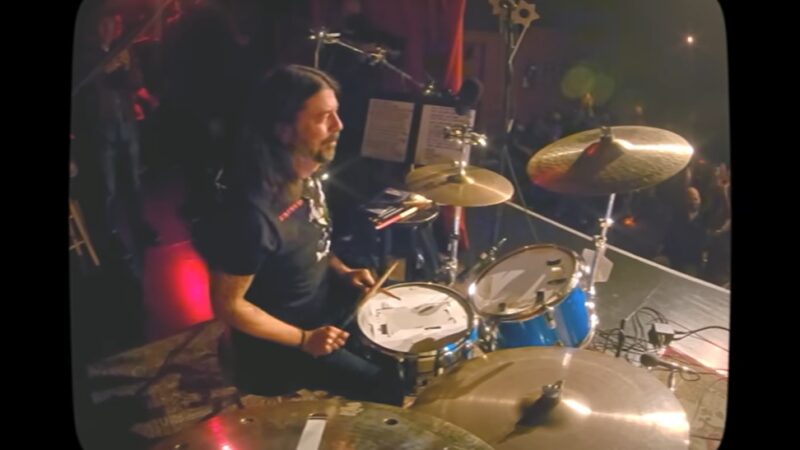 Dave Grohl inicia 'Hannukah Sessions 2022' com cover de 'Spinning Wheel'