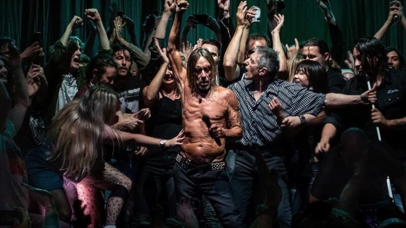 Iggy Pop deixará de fazer 'stage dives' em seus shows por estar 'muito frágil'