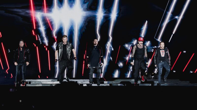 Backstreet Boys compensa espera de três anos com show marcado por hits