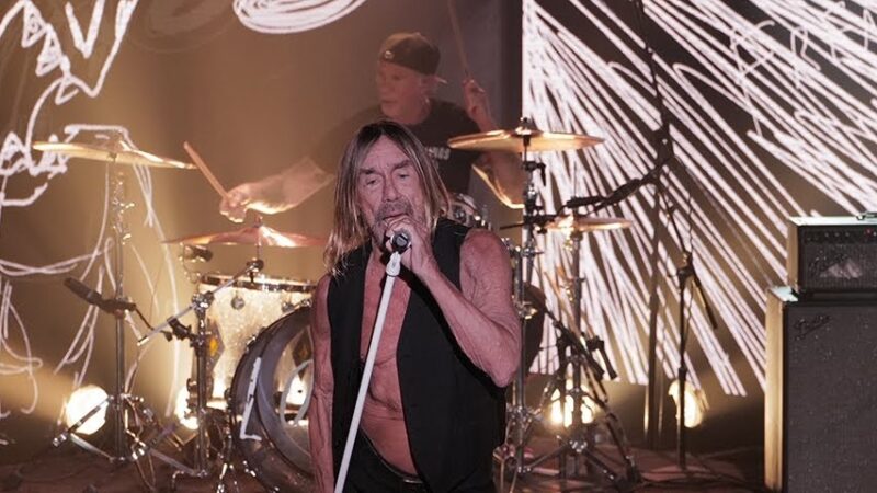 Iggy Pop se apresenta com Duff McKagan (Guns N' Roses) e Chad Smith (RHCP) em programa de TV