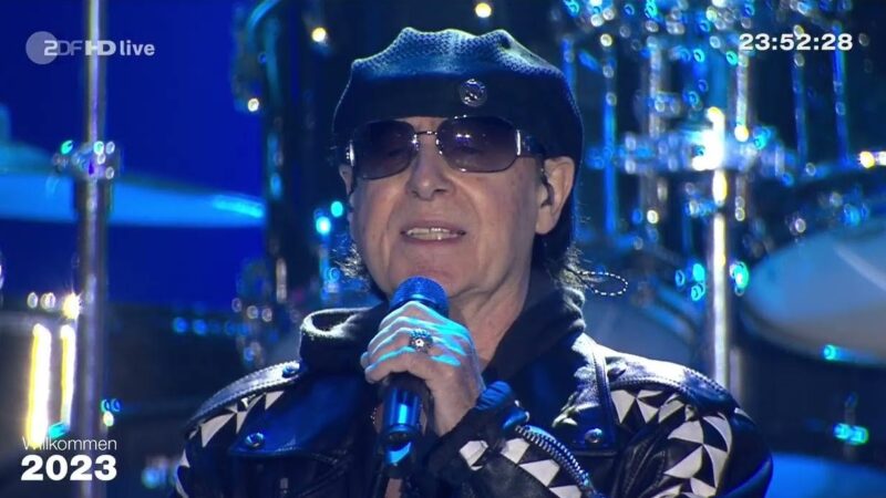 Scorpions celebra chegada de 2023 com performance em Berlim; assista