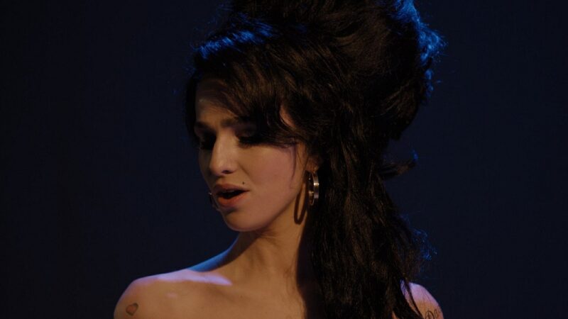 Cinebiografia de Amy Winehouse ganha primeira imagem