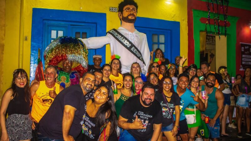 Renato Russo: boneco gigante do cantor desfila no Carnaval em Olinda