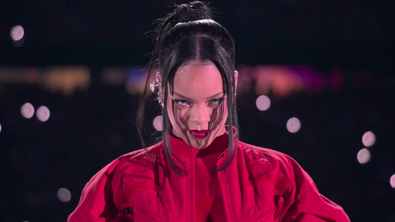 Rihanna retorna aos palcos com show no Super Bowl