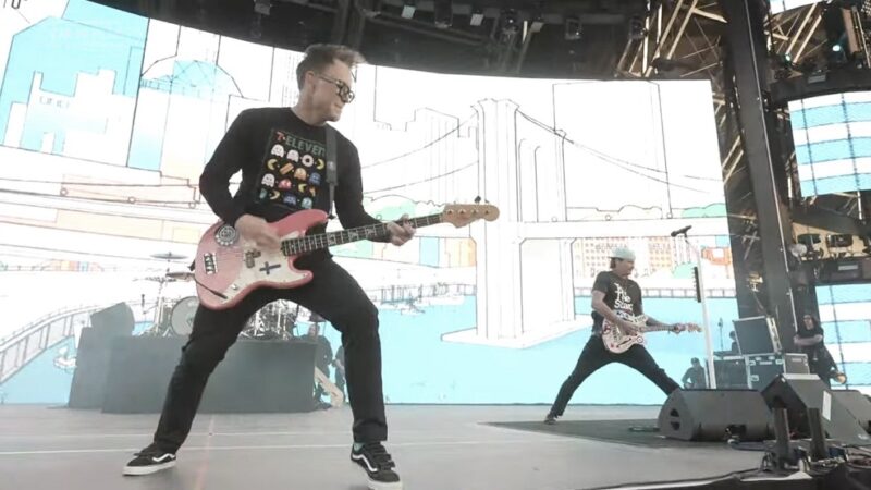 Blink-182 faz show de reunião no Coachella; confira vídeos e setlist