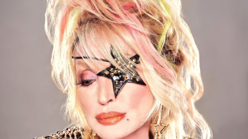 Dolly Parton revela lista de estrelas para primeiro álbum de rock