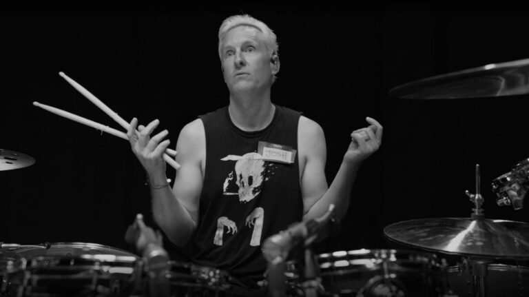 Foo Fighters anuncia Josh Freese como novo baterista