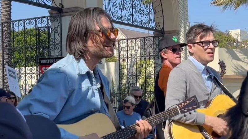 Weezer faz performance surpresa em apoio a roteiristas em greve nos EUA