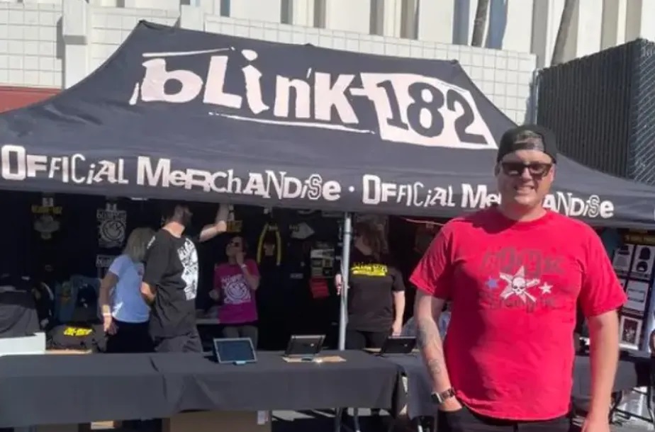 Enteado de bilionário desaparecido em submarino vai a show do Blink-182