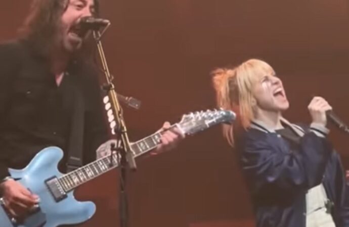 Foo Fighters toca 'My Hero' em show com Hayley Williams, do Paramore