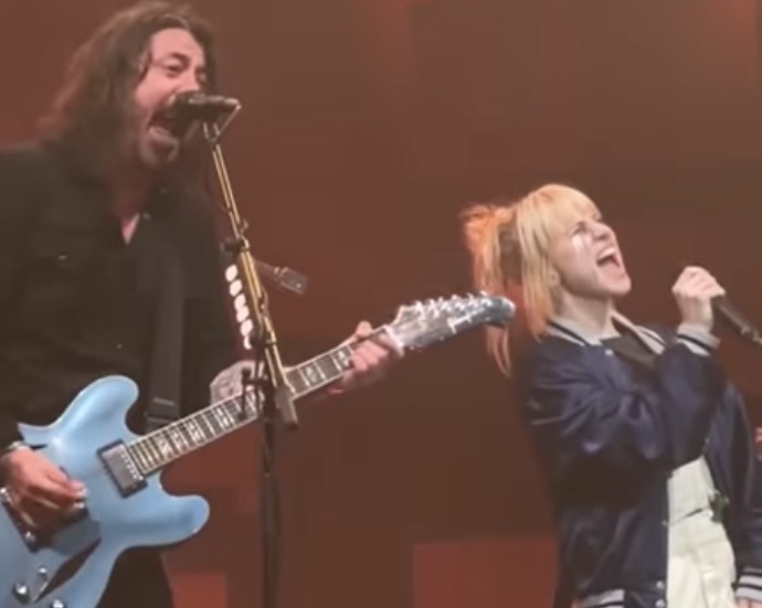 Foo Fighters toca ‘My Hero’ em show com Hayley Williams, do Paramore