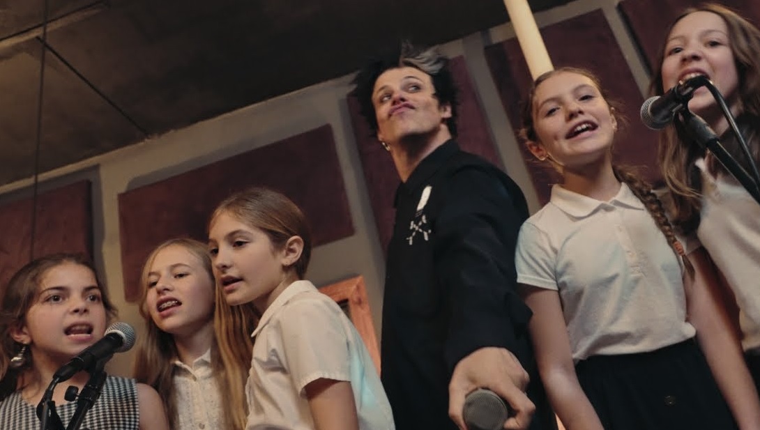 Yungblud lança vídeo ao vivo de ‘Lowlife’ com coral infantil e músicos de jazz