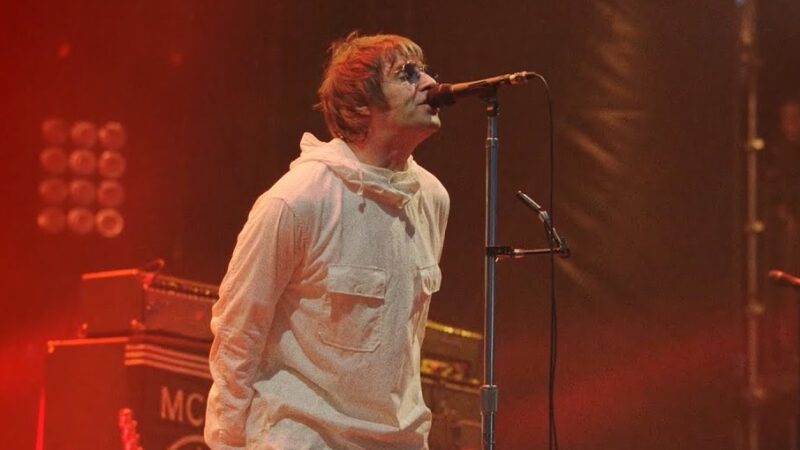 Liam Gallagher anuncia álbum ao vivo 'Knebworth 22'; assista vídeo de 'Roll It Over'