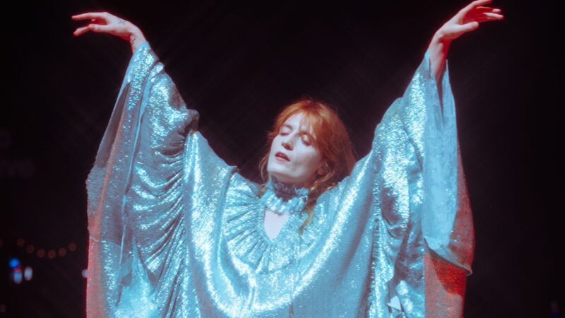 Florence Welch, do Florence + The Machine, revela cirurgia de emergência