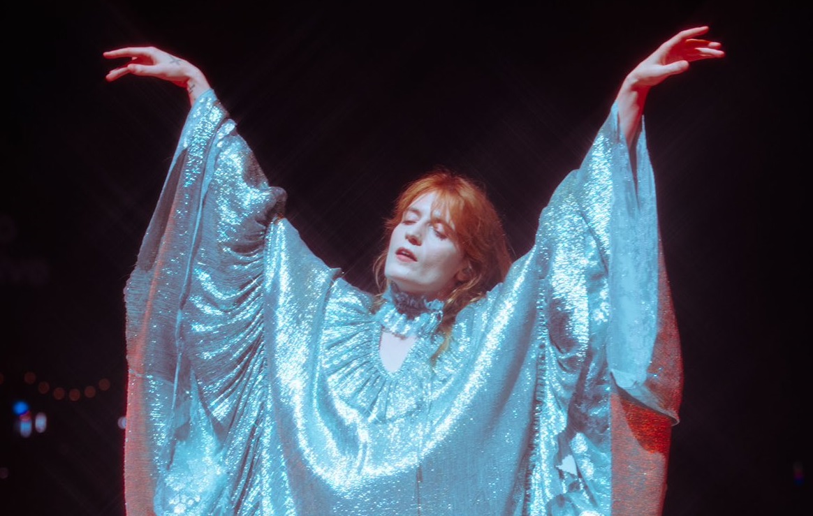 Florence Welch, do Florence + The Machine, revela cirurgia de emergência