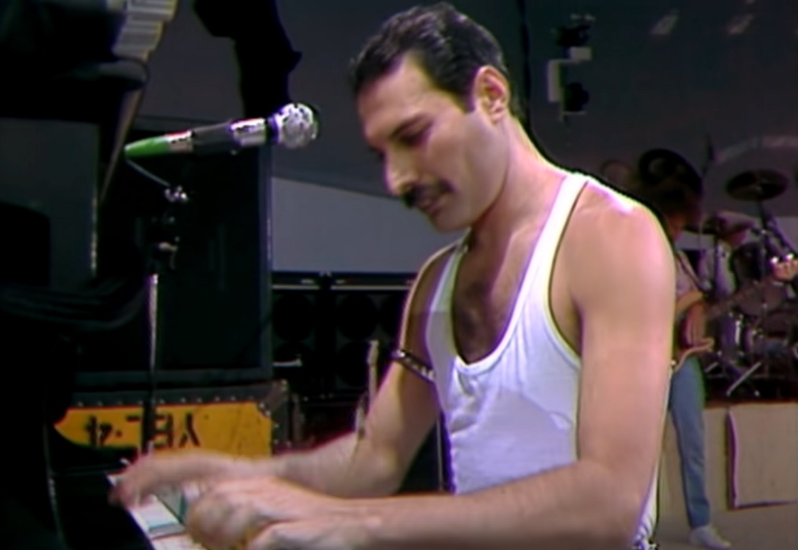 Piano de Freddie Mercury de ‘Bohemian Rhapsody’ é leiloado por R$ 10,8 milhões