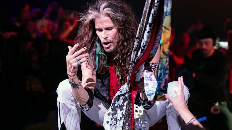 Aerosmith adia turnê de despedida após Steven Tyler danificar cordas vocais