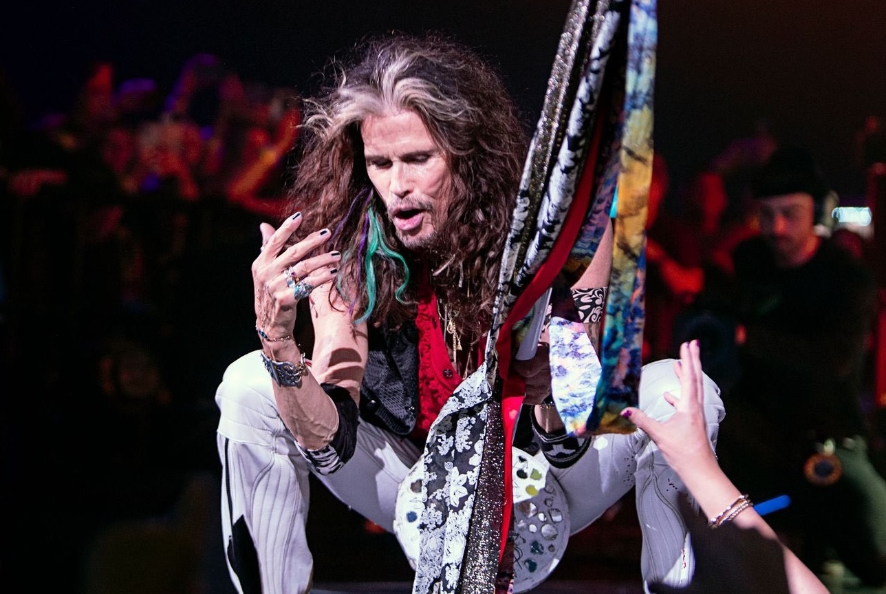 Aerosmith adia turnê de despedida após Steven Tyler danificar cordas vocais