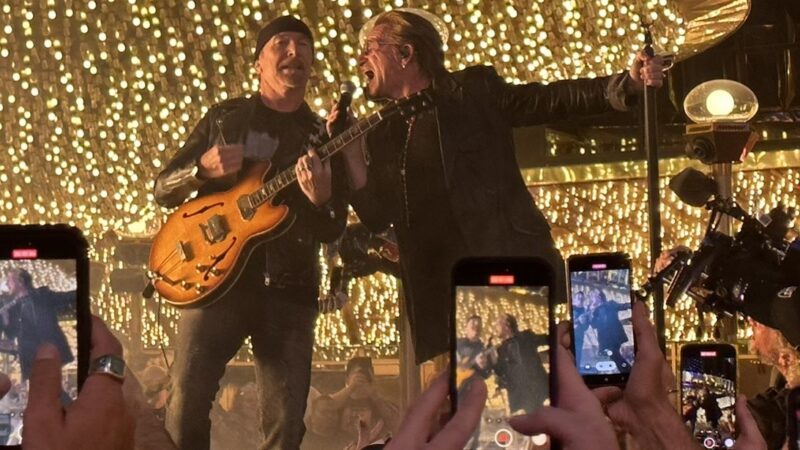 U2 toca a inédita 'Atomic City' em show surpresa em Las Vegas