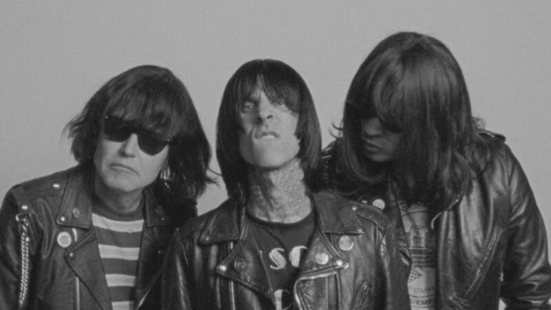Blink-182 homenageia Ramones no clipe da inédita 'Dance With Me'; assista