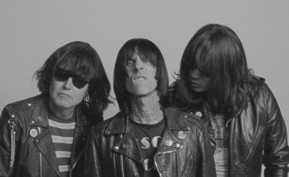 Blink-182 homenageia Ramones no clipe da inédita ‘Dance With Me’; assista